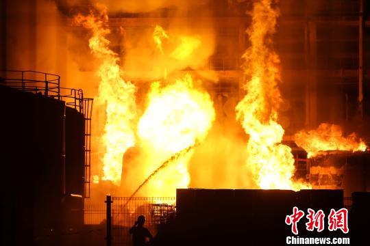 南京化工厂爆炸仍在扑救 负责人称暂无员工伤亡
