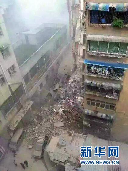 这是6月14日拍摄的遵义市红花岗区居民楼垮塌事故现场手机拍摄。 新华社发