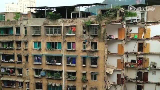 贵州遵义一居民楼垮塌 半栋楼断裂如悬崖截图