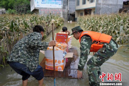 广西马山多个村屯遭洪水围困成孤岛 武警救援