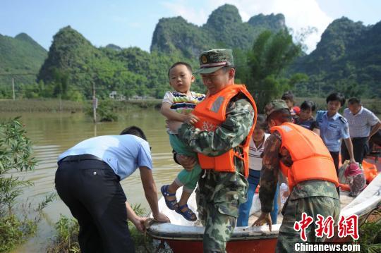 广西马山多个村屯遭洪水围困成孤岛武警救援