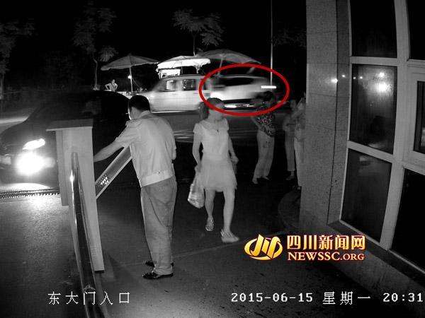 监控视频显示,晚上8点31分一辆越野车突然画面右侧冲出