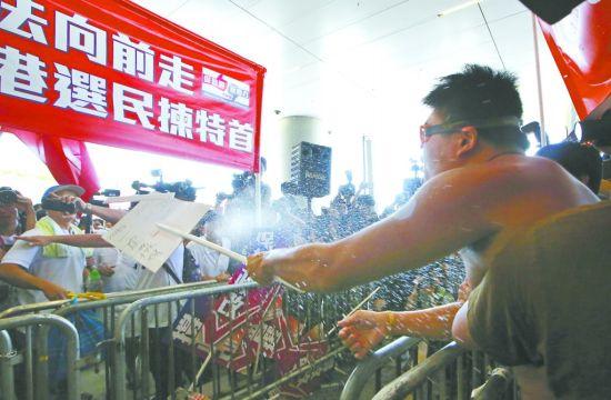 香港两派激烈对决政改案 25名议员舌战立法会