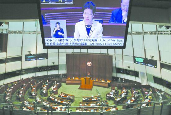 香港两派激烈对决政改案 25名议员舌战立法会
