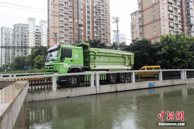 上海降暴雨致河水暴涨 政府调重型卡车压浮桥(图)