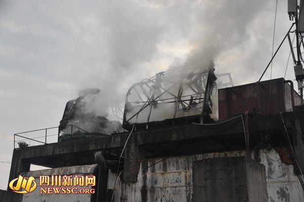 四川德阳一百货大楼屋顶起火 已被扑灭无人伤亡
