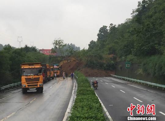 沪昆高速贵州麻江段因山体滑坡双向中断 暂无人员伤亡