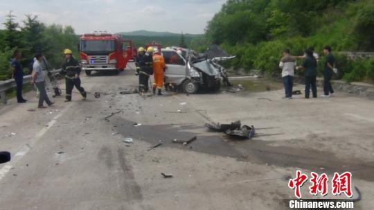 黑龙江一公路发生货车与客车相撞事故 致1死2伤