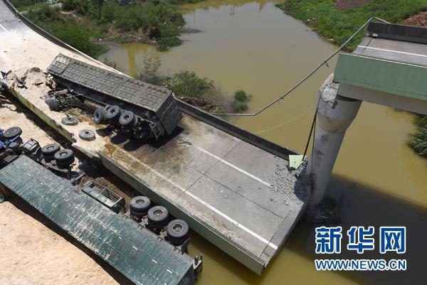 6月19日，出事的匝道和满载瓷土的重载五型货车掉落地上。新华社记者 卢汉欣