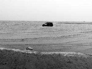 南京一男子开豪车去连云港看海 被陷在沙滩上