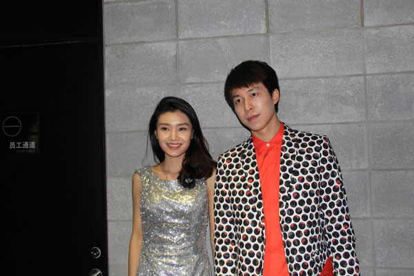 4-主持人:文化传媒学院播音主持专业学生夏爽、赵新一