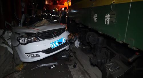 安徽马鞍山一铁道口凯时k66与火车相撞 1人死亡