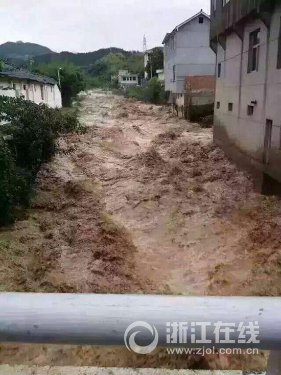 杭州临安多地山洪暴发6人失联 9800万人受灾