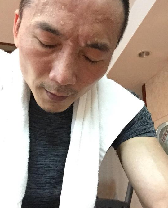 邹兆龙健身 网友入戏太深:常威你还说不会武功