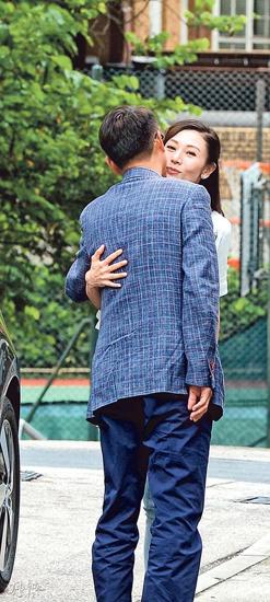 7年并不痒!李嘉欣与老公许晋亨甜蜜亲吻