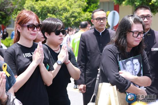 安钧璨助理Queenie(右)在告别式泪崩