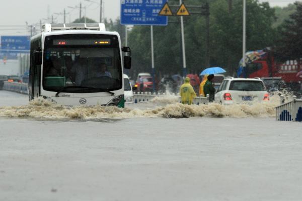 江苏持续暴雨多城告急：南京内涝 河水超警戒线