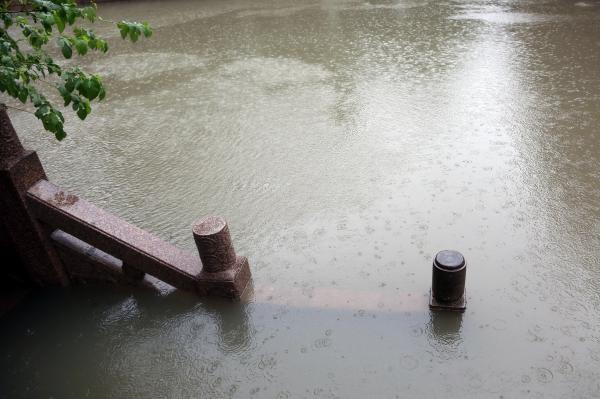 江苏持续暴雨多城告急：南京内涝 河水超警戒线