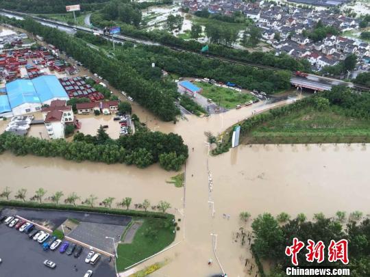 南京板桥河水位超过警戒水位，已经将周边区域以及河上的桥梁全部淹没。泱波 摄