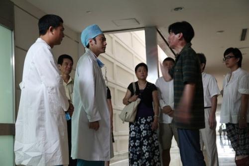 患儿家属打护士后欲私了 院长：我给钱你必须被拘