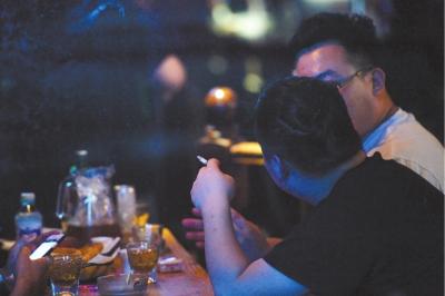 北京三里屯多家夜店为招揽生意默许顾客吸烟