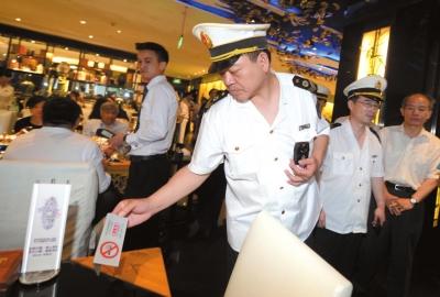 北京三里屯多家夜店为招揽生意默许顾客吸烟