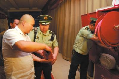 北京大红门地区突击夜查火灾隐患 前天曾发大火