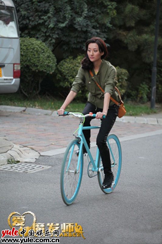 游游大长腿入镜