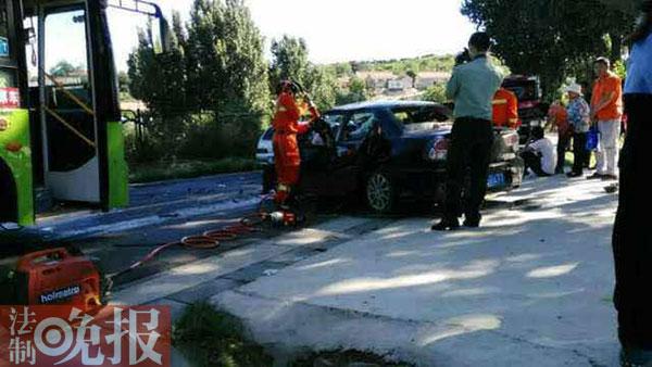 密云车祸追踪:撞击中公交车乘客摔下座椅