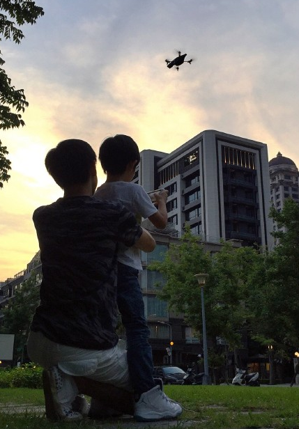 林志颖教儿子玩电动直升机 Kimi大长腿抢镜