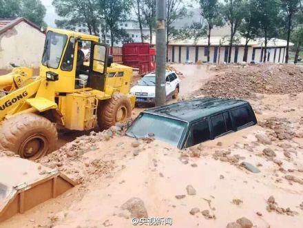 甘肃肃南突降暴雨引发泥石流 18户民房被毁