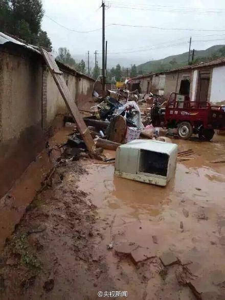 甘肃肃南突降暴雨引发泥石流 18户民房被毁