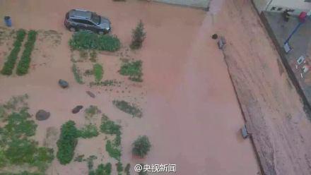 甘肃肃南突降暴雨引发泥石流 18户民房被毁