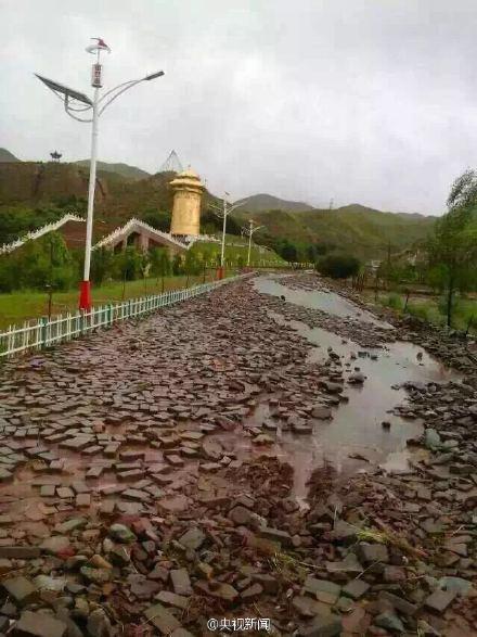 甘肃肃南突降暴雨引发泥石流 18户民房被毁