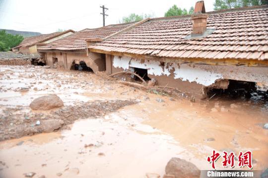 甘肃肃南突遭洪涝泥石流袭击城区最深积水1.5米(图)