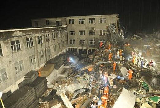 浙江温岭厂房倒塌致12死33伤 顶楼曾违建大水池