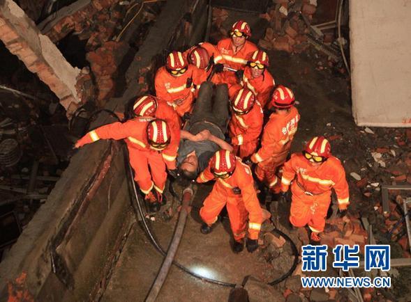 浙江温岭厂房倒塌致12死33伤 顶楼曾违建大水池