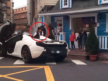 林志颖开豪车送Kimi放学 违规停车被拍(图)