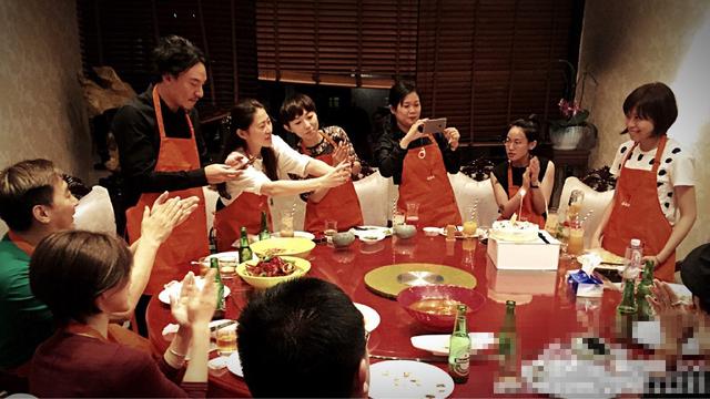 张震为好友庆生 吃小龙虾饭前不忘拍照留念 张震为好友庆生 吃小龙虾饭前不忘拍照留念