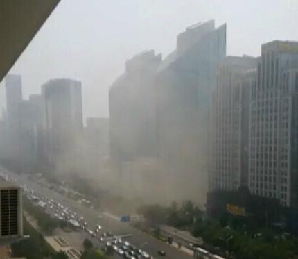 北京一饭店发生火灾 现场浓烟高达10余米(图)