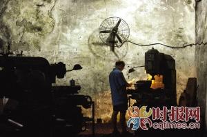 兵工厂洞内工人正在生产加工摩托车零件