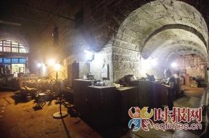 兵工厂生产洞遗址内一名工人正准备下班,每个洞里面都可以互通相连