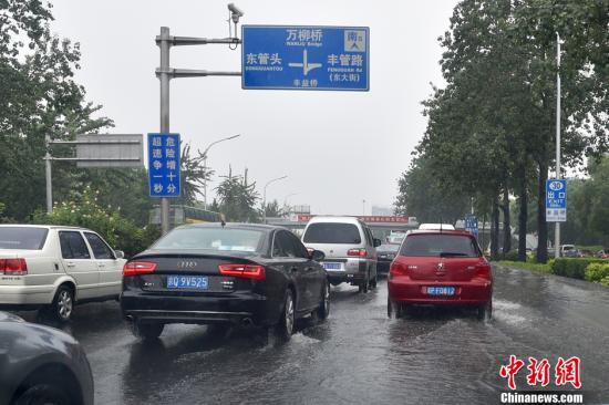7月17日晨,北京的降雨逐渐加大,北京市气象台升级发布暴雨黄色预警信号:预计至8时,昌平区、房山区、门头沟区、海淀区北部、石景山区西部将出现50毫米以上的暴雨。同时,继续发布雷电蓝色预警信号。图为丰益桥附近道路积水严重。中新网记者 金硕 摄