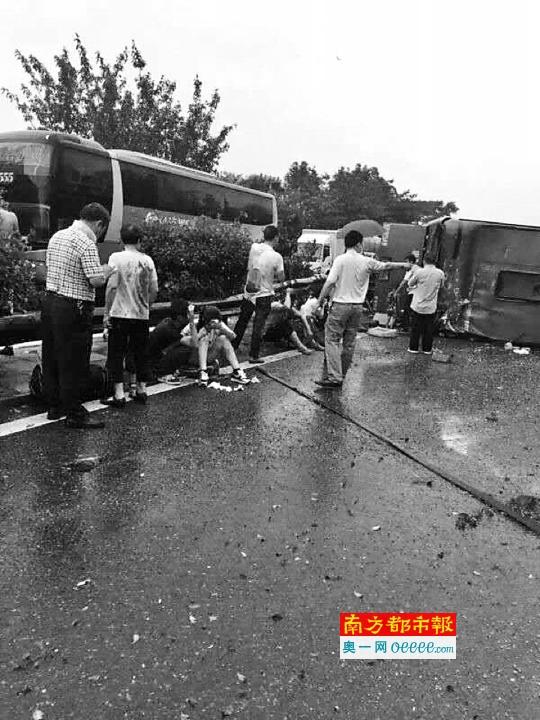 深圳开往普宁大巴避车侧翻 致3死42伤