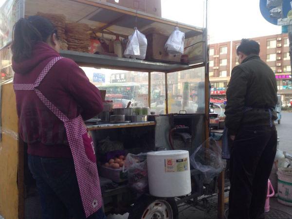 媒体称北京五环外农村没人种地 租房给打工者 