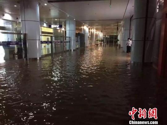 暴雨突袭浙江义乌致机场被淹航班一度被取消