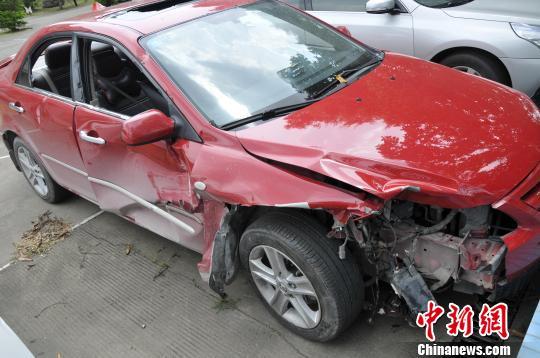广西防城港凌晨缉毒 疑犯驾车冲撞将人撞骨折