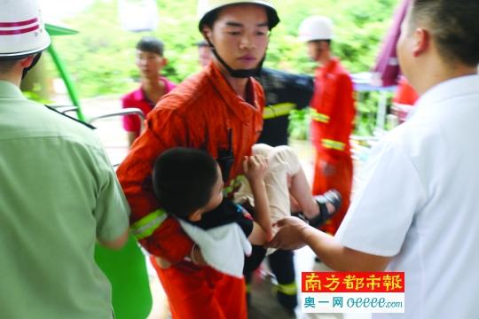 广东江门观光缆车被雷电击停 52人挂在高空(图)