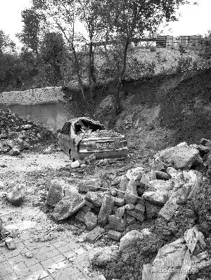 北京香山停车场围墙因暴雨坍塌 一辆轿车被砸