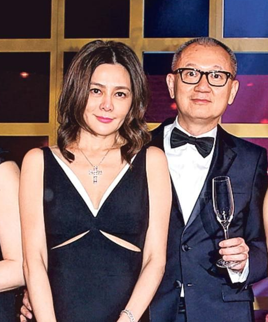 关之琳晒硕大钻戒值千万 网友追问：是婚戒么